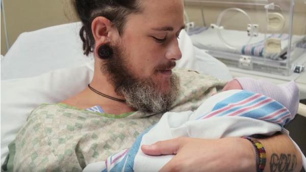 شاب ”متحول جنسيا” يحمل ويلد..كيف ذلك؟!