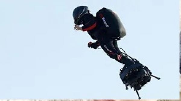 المخترع الفرنسي فرانكي زاباتا "الرجل الطائر" ينجح في عبور المانش