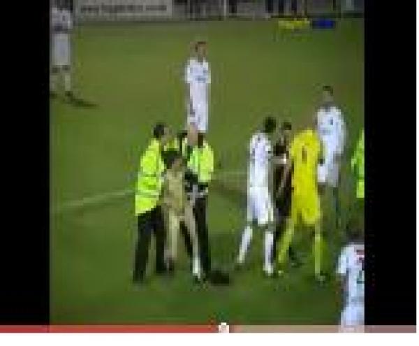 لا يصدق..طرد لاعب حاول الامساك بمشجع اقتحم الملعب وهو عاري تماماً
