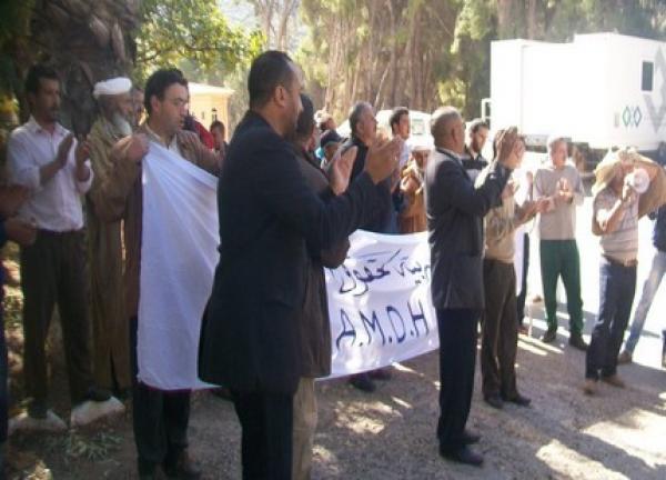 A.M.D.H   تقرر مقاضاة قائد بالقصيبة لإهانته واتهامه احد اعضائها بالارتشاء خلال اجتماع مسؤول ترأسه والي الجهة