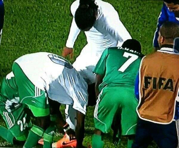 بالفيديو: لاعبو الرجاء يجردون رونالدينيو من قميصه و أحذيته و هذا ما قالته وسائل الإعلام الأجنبية حول المشهد الطريف