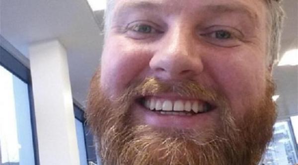 رجل يلتقي بشبيه له جلس بقربه في الطائرة