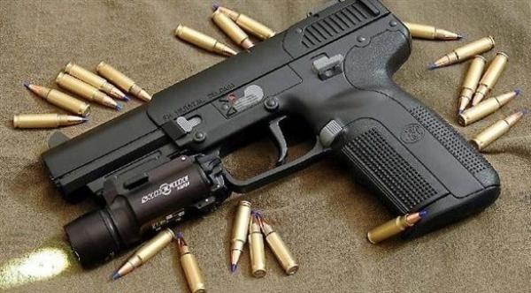 خبأ مسدسه داخل فرن المطبخ فانفجر في وجهه