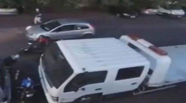 بالفيديو: يلقن لصوصاً حاولوا سرقة دراجة نارية درساً قاسياً