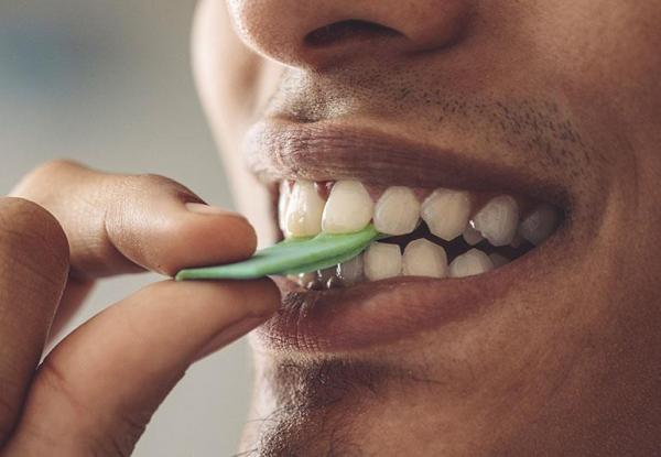 تحذير طبي لمن يكثرون من مضغ العلكة