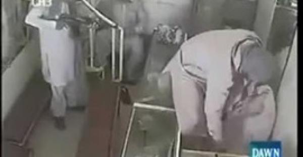 بالفيديو.. لقطات مروعة للحظة سرقة محل مجوهرات بالهند