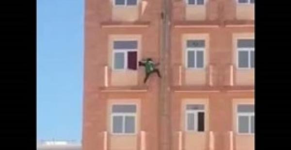 بالفيديو.. لحظة هروب خادمة من كفيلها بطريقة انتحارية