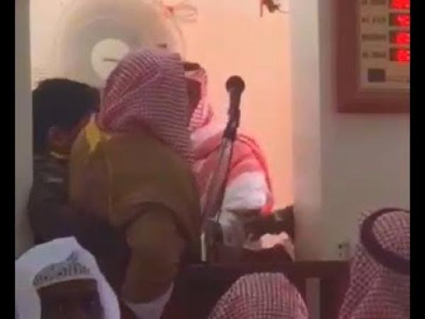بالفيديو: "مختل عقليا" يعتلي منبر مسجد في السعودية