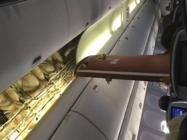 بالفيديو: انهيار سقف طائرة على الركاب أثناء هبوطها