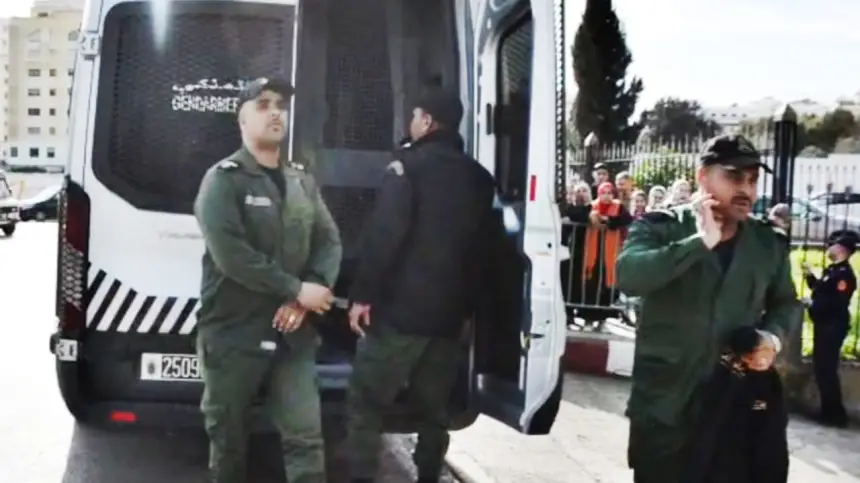 لحظة وصول التيكتوكر "بنشقرون" على متن سيارة الدرك لمحكمة الاستئناف بطنجة