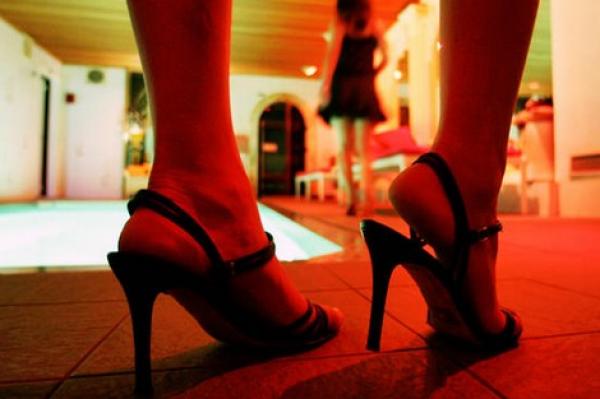 الشرطة القضائية تقتحم وكرا للدعارة بكورنيش طنجة  ، و هذا عدد المعتقلين