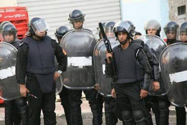 هكذا بدأ التدخل الأمني الصارم ضد المحتجين بالحسيمة و حقيقة وفاة أستاذ متقاعد بالغازات المسيلة للدموع (فيديو)