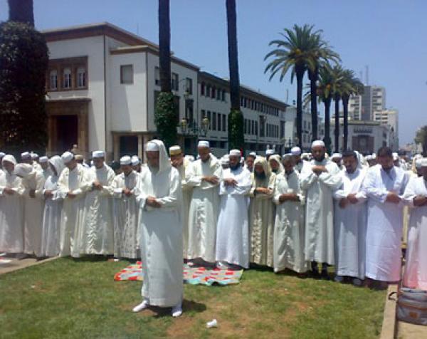 على غرار حاملي السلاح، منع رجال الدين من السياسة والنقابات