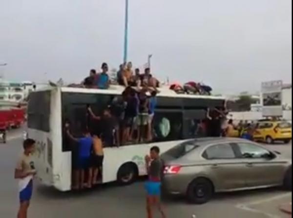 بسالة .. شباب فالقنيطرة طالعين فوق الطوبيس!