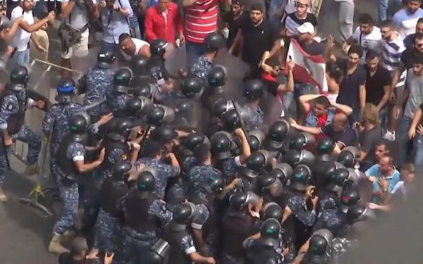 شاهد: مئات المتظاهرين في بيروت احتجاجاً على الأزمة الاقتصادية الخانقة…