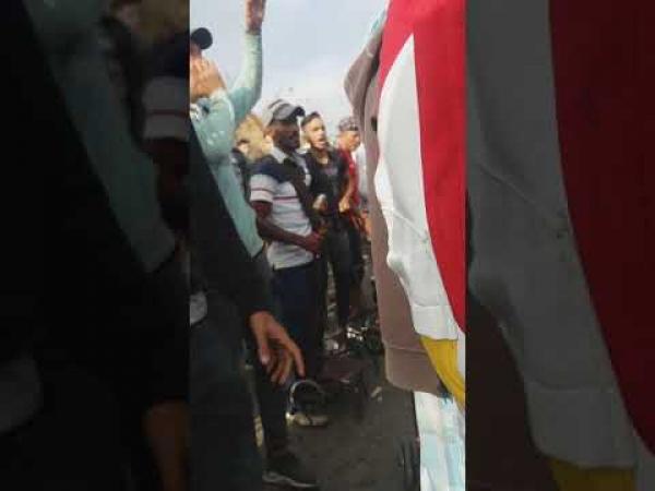 بالفيديو: محتجون يرددون "الشعب يريد اسقاط الجنسية" بمعبر سبتة