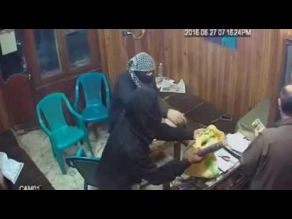 بالفيديو: فتاة ملثمة وزميلها ينفذان سطواً مسلحاً وقت الإفطار