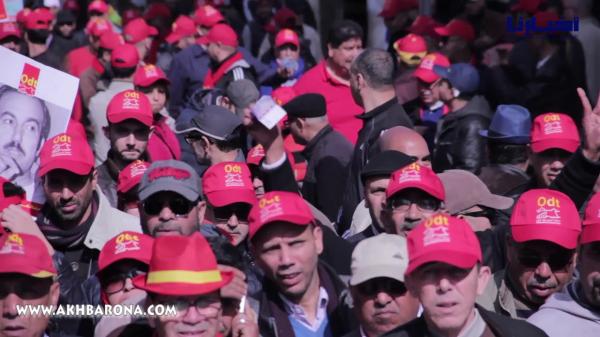 بالفيديو: نقابيون يرفعون 20 درهم في مسيرة الغضب احتجاجا على الحقاوي