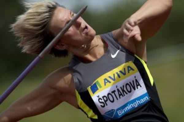 رمح "خارج عن السيطرة" يتسبب بمقتل مسئول في احد لقاءات ألعاب القوى