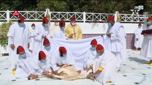 الملك محمد السادس يؤدي صلاة عيد الأضحى ويقوم بنحر أضحية العيد