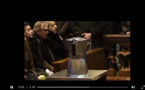 بالفيديو: دفن الإيطالي صاحب أشهر ماكينة قهوة في إحداها