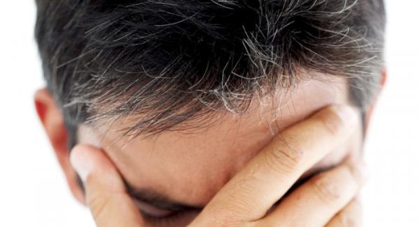 لماذا يُصاب البعض بالشيب المبكر للشعر؟