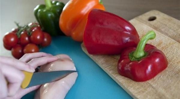 الأطعمة النيئة تنقل بكتيريا "إهيك" المدمرة لصحة الحوامل