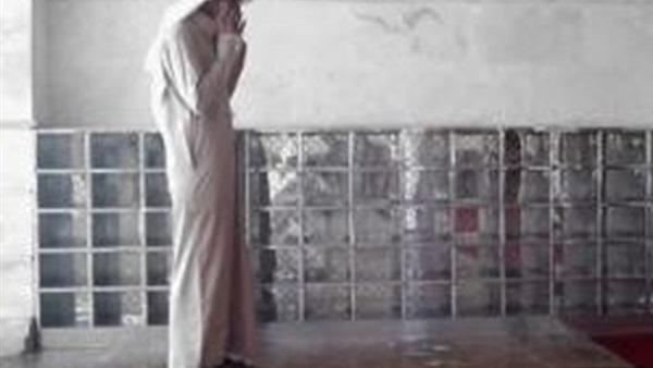 تعرف على الحكم الشّرعي في الصّلاة بالحذاء