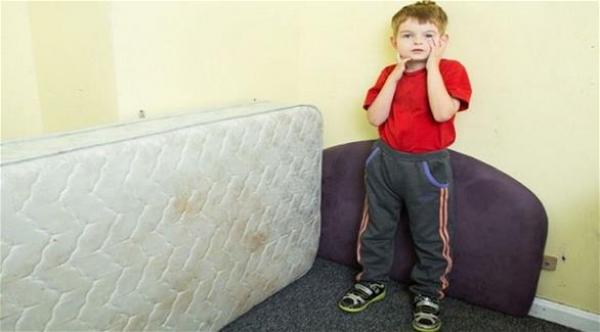 طفل بريطاني يأكل الأثاث وورق الجدران