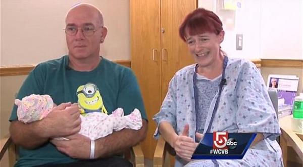 تلد بعد ساعة من علمها بأنها حامل