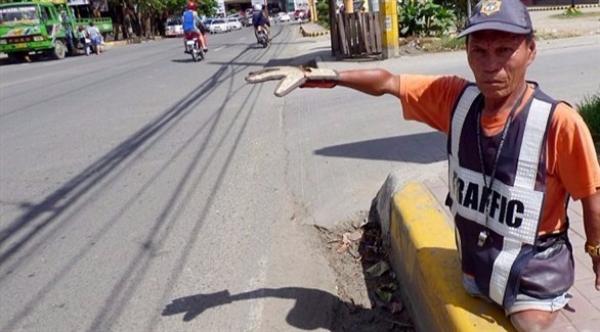 بالفيديو: شرطي بلا ساقين يضبط حركة المرور