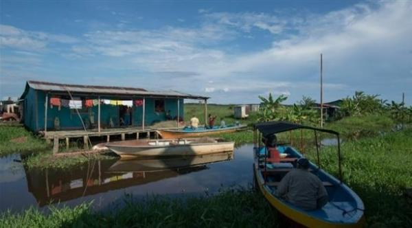 قرية عائمة في فنزويلا تشهد موتاً بطيئاً بعد موجة رواسب موحلة اجتاحت المنطقة