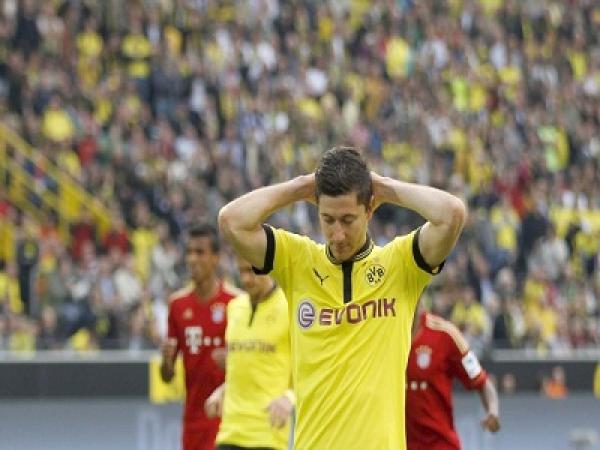 بالفيديو.. "ليفاندوفسكي" يقلد "فلافيو" ويسجل فى مرماه هدفاً عالمياً بـ"قفاه"