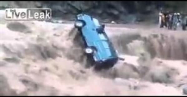 بالفيديو.. فيضان هائل يجرف «ميكروباص» بركابه في باكستان