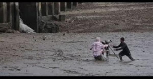 بالفيديو.. صياد تايلاندي يخاطر بحياته وينقذ سائحين