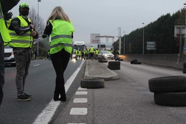 آلاف الفرنسيين يخرجون للتظاهر على الارتفاع الصاروخي في ثمن لمحروقات