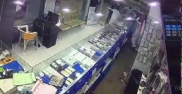 بالفيديو.. لحظة سرقة هاتف بطريقة «اخطف واجري»