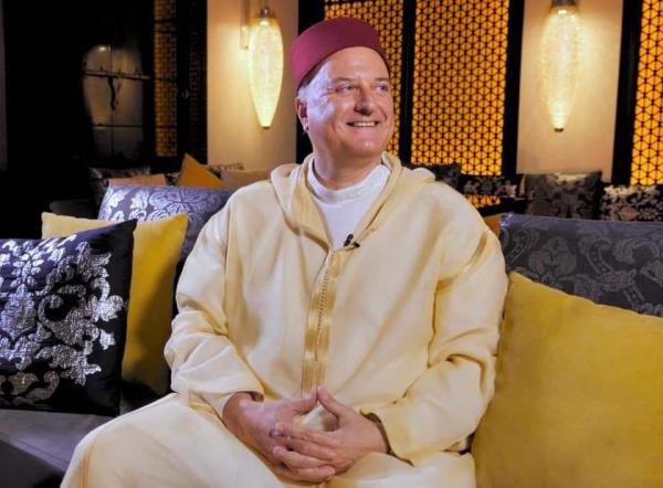ممثل إسرائيل بالمغرب سعيد ومعتز بارتداء الجلباب المغربي