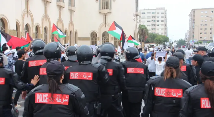 الدار البيضاء..قوات الأمن تتدخل بالقوة لتفريق مسيرة تضامنية مع الشعب الفلسطيني قرب مسجد الحسن الثاني