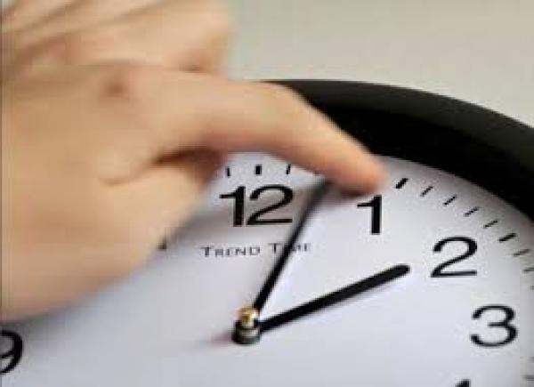 تذكروا ، بعد منتصف هذه الليلة سيتم الرجوع إلى التوقيت العادي