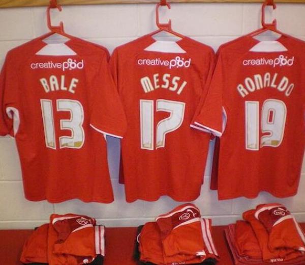 نادي درجة ثانية إنجليزي يعلن تعاقده مع ميسي ورونالدو وبيل ! 