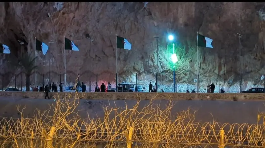 مغاربة يحتفلون بالقرار الأممي حول الصحراء المغربية من منطقة بن لجراف الحدودية مع الجزائر