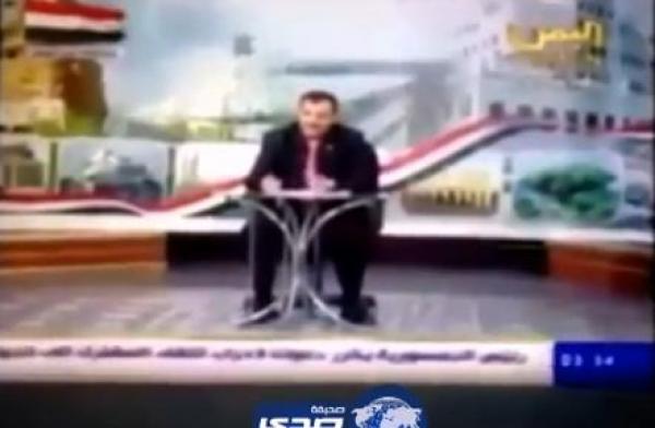 بالفيديو: متصل يحرج مذيعا يمنيا و يطلب  إعادة بدلته المستعارة