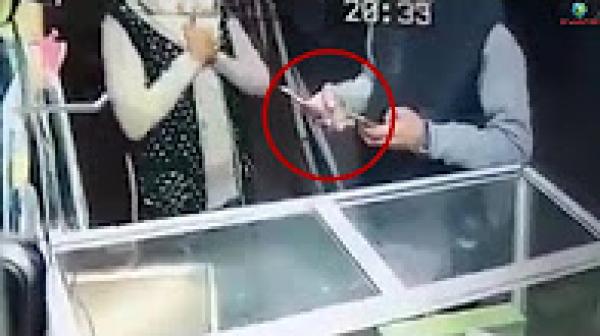 شوفو الطريقة الإحترافية باش خدا ليها تليفونها.. ردوا البال