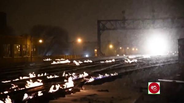 شاهد: أمريكيون يضرمون النار في سكك الحديد لسبب غريب