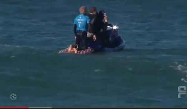 بالفيديو: قرش يهاجم أسترالياً مباشرة على الهواء