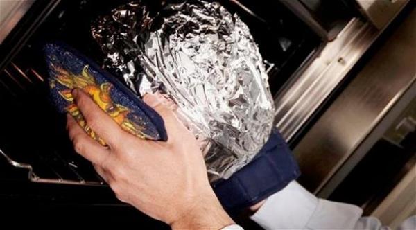 هذه هي الأسباب التي تجعلك توقف فورا عن الطهي بورق الألمنيوم