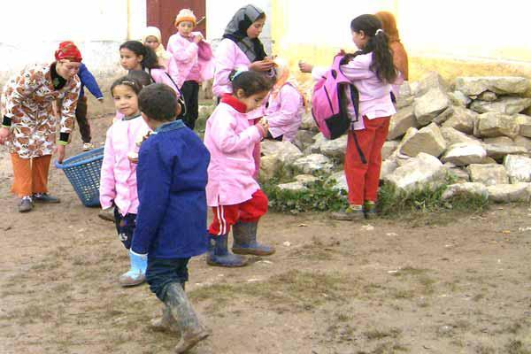 تلاميذ يستيقظون في الفجر للالتحاق بالمدرسة !  