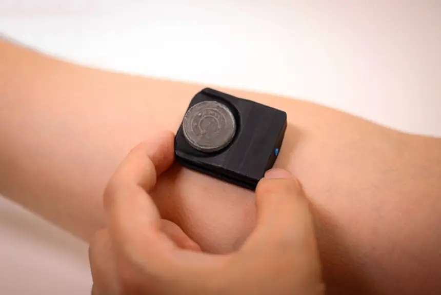 ابتكار مذهل: جهاز استشعار يراقب صحتك دون لمس الجلد