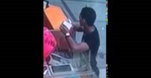 بالفيديو.. شاب يختطف هاتفين من محل موبايلات ويجري هربًا